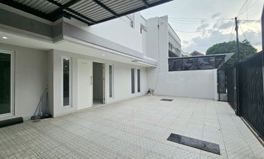 Disewakan Rumah 5 kamar tidur Bagus Baru Direnovasi Di Taman Modern di Cakung - Jakarta Timur