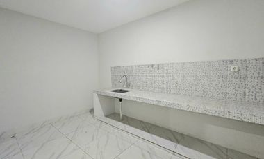 Disewakan Rumah 5 kamar tidur Bagus Baru Direnovasi Di Taman Modern di Cakung - Jakarta Timur