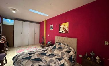 Casa en venta en con suite independiente y amplio terreno - sector Universidad Del Azuay
