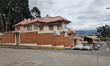 Casa en venta en con suite independiente y amplio terreno - sector Universidad Del Azuay