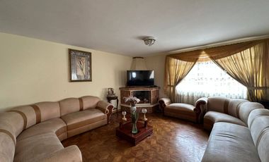 Casa en venta en con suite independiente y amplio terreno - sector Universidad Del Azuay