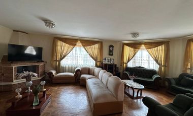 Casa en venta en con suite independiente y amplio terreno - sector Universidad Del Azuay