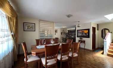 Casa en venta en con suite independiente y amplio terreno - sector Universidad Del Azuay