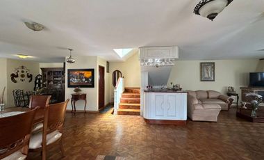 Casa en venta en con suite independiente y amplio terreno - sector Universidad Del Azuay