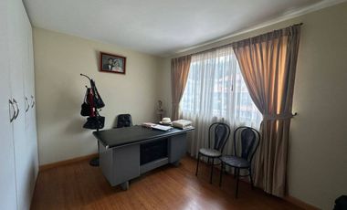 Casa en venta en con suite independiente y amplio terreno - sector Universidad Del Azuay