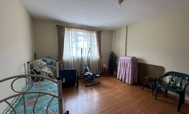 Casa en venta en con suite independiente y amplio terreno - sector Universidad Del Azuay