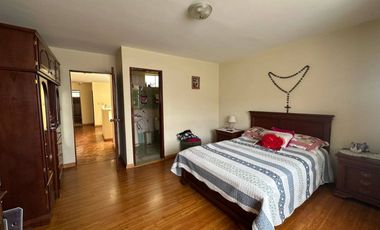 Casa en venta en con suite independiente y amplio terreno - sector Universidad Del Azuay