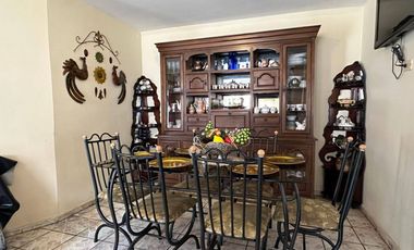 Casa en venta en con suite independiente y amplio terreno - sector Universidad Del Azuay