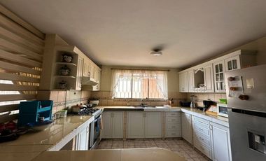Casa en venta en con suite independiente y amplio terreno - sector Universidad Del Azuay