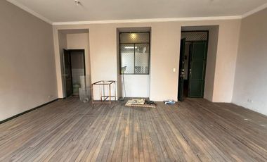 En Venta Casa Rentera Patrimonial con Alto Retorno a Metros del Parque Calderón