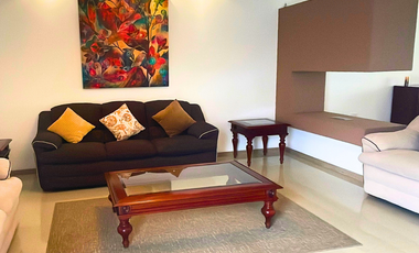 En Renta Bonita y Moderna Casa Amoblada, Sector Ricaurte, Cuenca