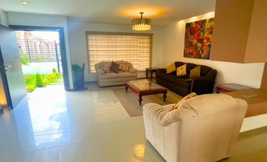 En Renta Bonita y Moderna Casa Amoblada, Sector Ricaurte, Cuenca
