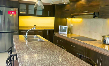 En Renta Bonita y Moderna Casa Amoblada, Sector Ricaurte, Cuenca