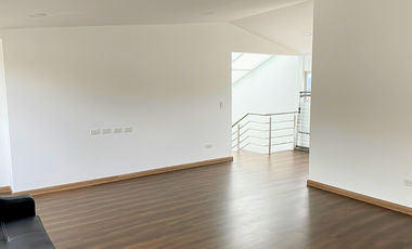 En Renta Bonita y Moderna Casa Amoblada, Sector Ricaurte, Cuenca