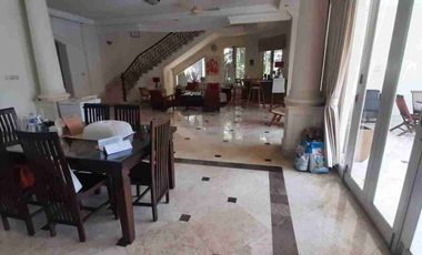 Rumah Eksklusif Semi Furnished + Kolam Renang di Kemang