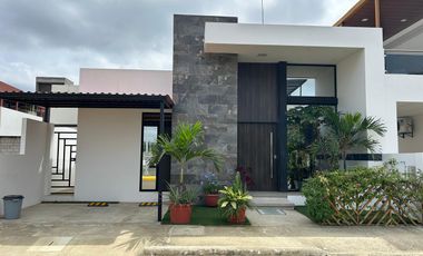 SE VENDE BELLA CASA DE UNA PLANTA  EN URBANIZACIÓN  EN PORTOVIEJO