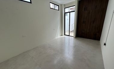 SE VENDE BELLA CASA DE UNA PLANTA  EN URBANIZACIÓN  EN PORTOVIEJO