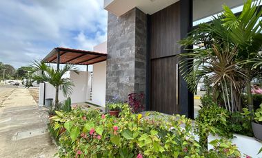 SE VENDE BELLA CASA DE UNA PLANTA  EN URBANIZACIÓN  EN PORTOVIEJO