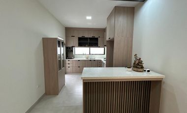 SE VENDE BELLA CASA DE UNA PLANTA  EN URBANIZACIÓN  EN PORTOVIEJO