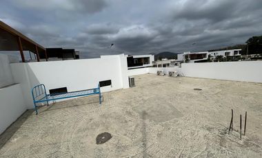 SE VENDE BELLA CASA DE UNA PLANTA  EN URBANIZACIÓN  EN PORTOVIEJO