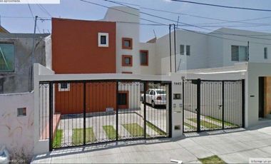 Casa en renta tipo duplex en Planta Baja 3 recámaras, jardín. Espacios amplios.