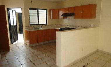 Casa en renta tipo duplex en Planta Baja 3 recámaras, jardín. Espacios amplios.