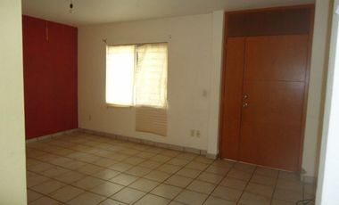 Casa en renta tipo duplex en Planta Baja 3 recámaras, jardín. Espacios amplios.