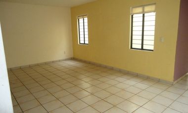 Casa en renta tipo duplex en Planta Baja 3 recámaras, jardín. Espacios amplios.