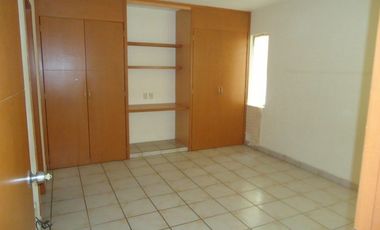 Casa en renta tipo duplex en Planta Baja 3 recámaras, jardín. Espacios amplios.