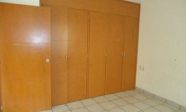 Casa en renta tipo duplex en Planta Baja 3 recámaras, jardín. Espacios amplios.