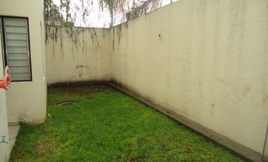 Casa en renta tipo duplex en Planta Baja 3 recámaras, jardín. Espacios amplios.