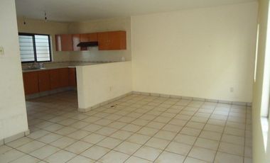 Casa en renta tipo duplex en Planta Baja 3 recámaras, jardín. Espacios amplios.