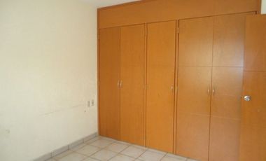 Casa en renta tipo duplex en Planta Baja 3 recámaras, jardín. Espacios amplios.