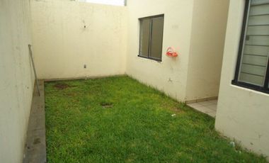 Casa en renta tipo duplex en Planta Baja 3 recámaras, jardín. Espacios amplios.