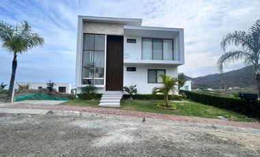 SE VENDE HERMOSA CASA EN JAMA, MANABÍ