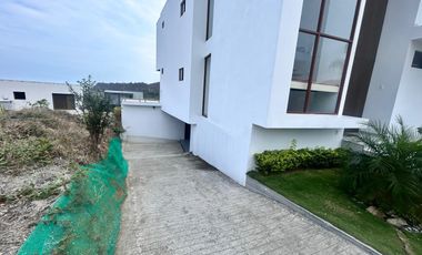 SE VENDE HERMOSA CASA EN JAMA, MANABÍ