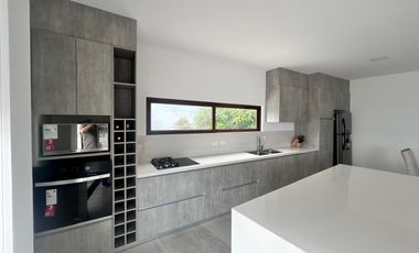 SE VENDE HERMOSA CASA EN JAMA, MANABÍ