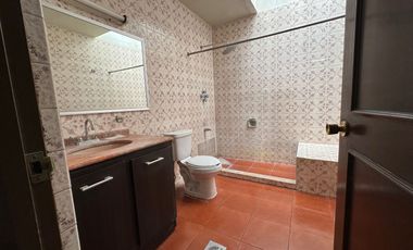 AMPLIA CASA DE 5 RECAMARAS EN RENTA EN ZONA CENTRO Y JARDIN DE SAN MARCOS