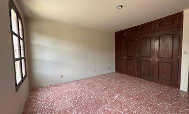 AMPLIA CASA DE 5 RECAMARAS EN RENTA EN ZONA CENTRO Y JARDIN DE SAN MARCOS