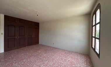 AMPLIA CASA DE 5 RECAMARAS EN RENTA EN ZONA CENTRO Y JARDIN DE SAN MARCOS