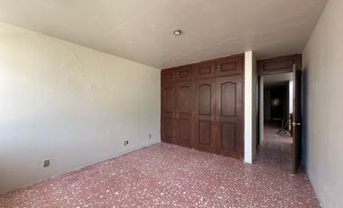 AMPLIA CASA DE 5 RECAMARAS EN RENTA EN ZONA CENTRO Y JARDIN DE SAN MARCOS