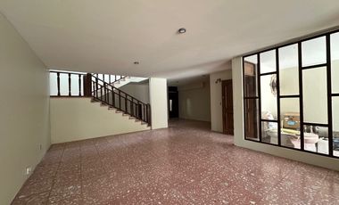 AMPLIA CASA DE 5 RECAMARAS EN RENTA EN ZONA CENTRO Y JARDIN DE SAN MARCOS