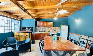 CASA CON QUINCHO Y PILETA