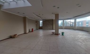 Edificio comercial rentero de venta en Cuenca Ecuador a una cuadra del cementerio Av Huaynacapac