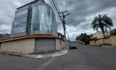 Edificio comercial rentero de venta en Cuenca Ecuador a una cuadra del cementerio Av Huaynacapac