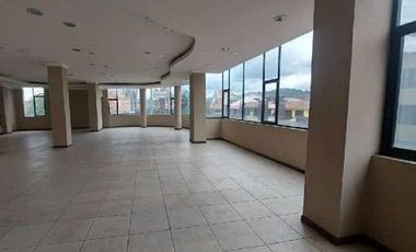 Edificio comercial rentero de venta en Cuenca Ecuador a una cuadra del cementerio Av Huaynacapac