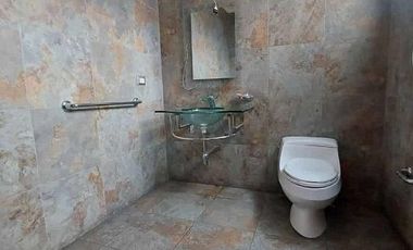 Edificio comercial rentero de venta en Cuenca Ecuador a una cuadra del cementerio Av Huaynacapac