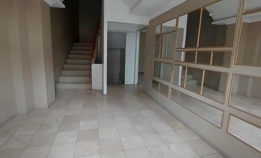 Edificio comercial rentero de venta en Cuenca Ecuador a una cuadra del cementerio Av Huaynacapac
