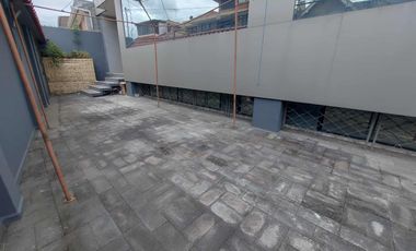 Edificio comercial rentero de venta en Cuenca Ecuador a una cuadra del cementerio Av Huaynacapac