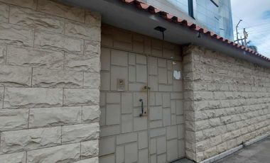 Edificio comercial rentero de venta en Cuenca Ecuador a una cuadra del cementerio Av Huaynacapac